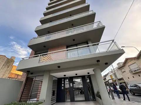Departamento de dos ambientes en alquiler con cochera y baulera, ubicado en La Lucila.
