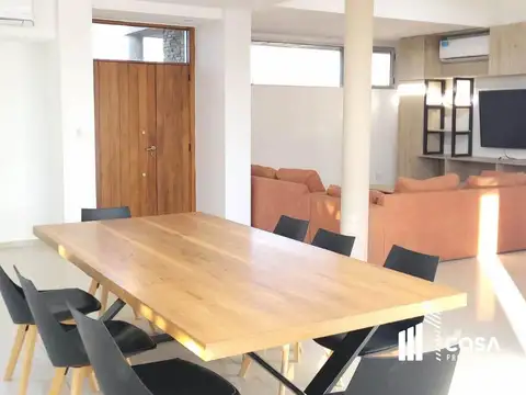 Casa en Alquiler con 4 cocheras