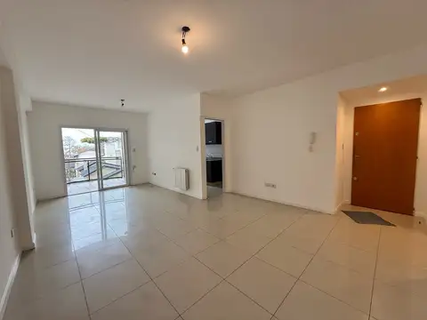 Departamento 2 ambientes amplio con toilette y dormitorio en suite en alquiler Castelar Sur