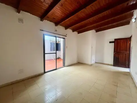 Venta - Casa de pasillo unica de 2 dormitorios con patio. Azcuenaga , Rosario.