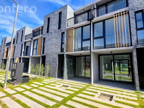 Casa Tríplex en  SUNNY - Camino de los Remeros Tigre - PARRILLA - Lote 84 INTERNO