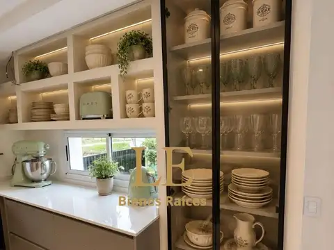 Casa en Venta con 4 cocheras