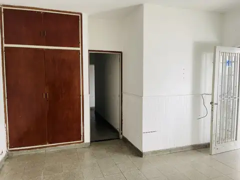 Casa 2 dormitorios al frente con cochera en Venta.