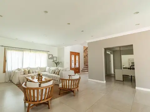 Venta Imponente Casa Barrio El Resguardo - C.Evita