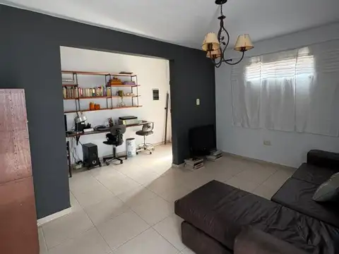 VENTA DE CASA CON PATIO VERDE EN BARRIO SUR
