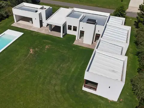 Casa en Venta con 4 cocheras