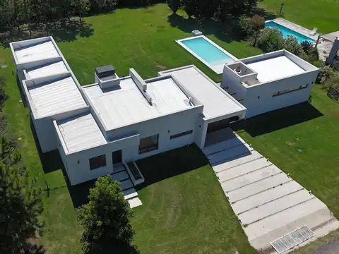 Casa 5 ambientes con 4 baños