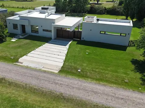 Casa en Venta con 4 cocheras