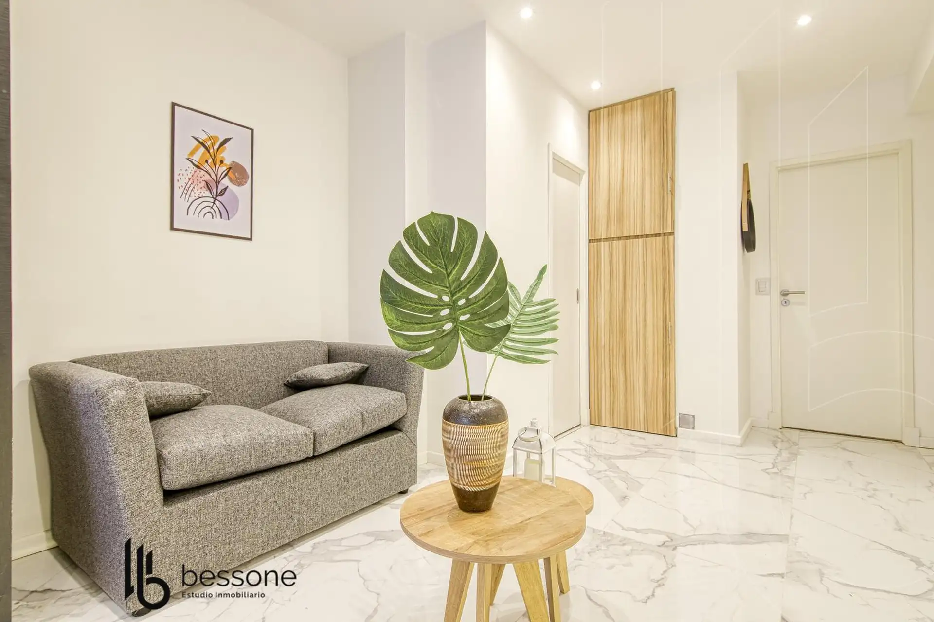 Departamento de 2 ambientes a la calle con balcón saliente
