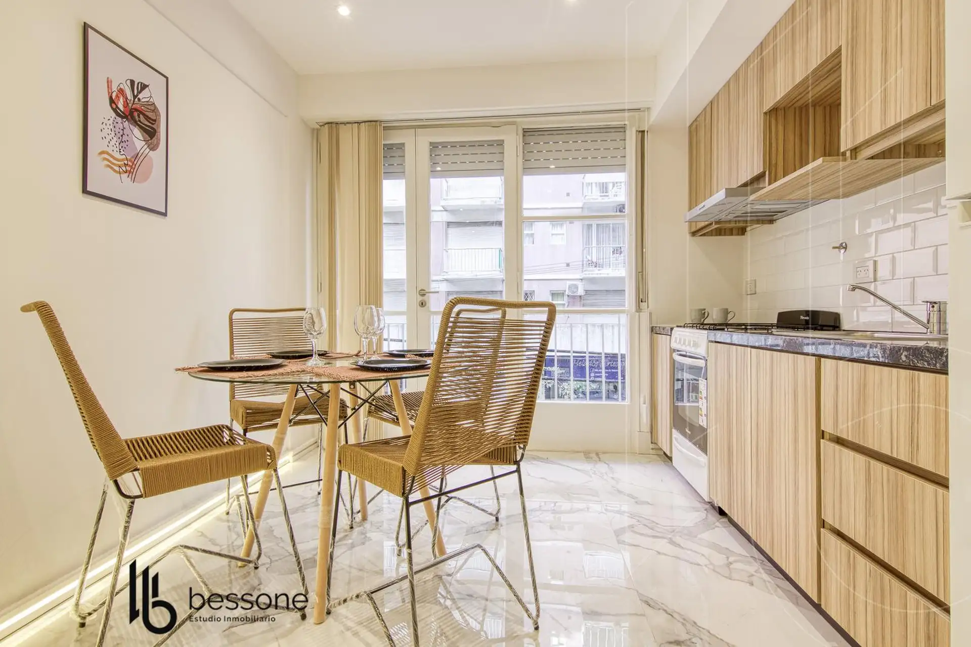 Departamento de 2 ambientes a la calle con balcón saliente