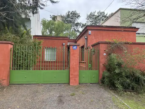 Encantadora! En una planta, con lindo jardín cerca del rio