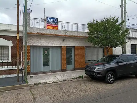 Casa en lote propio con cochera y terraza a refaccionar