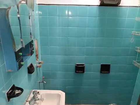 Casa en lote propio con cochera y terraza a refaccionar