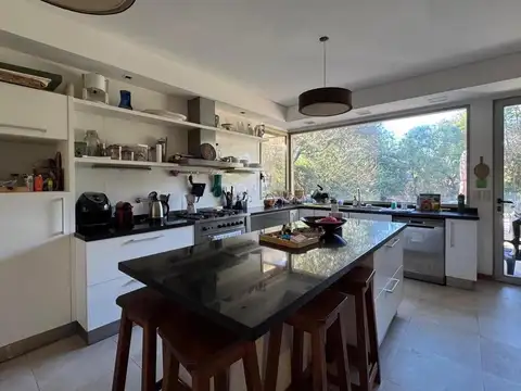 Venta casa en B°Cdo Los Berros I, Bella Vista