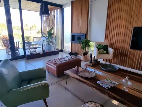 Casa en Venta con 4 cocheras
