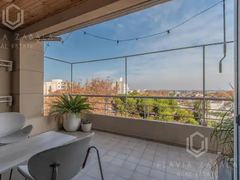 Venta departamento dúplex cuatro ambientes con balcón aterrazado y dos cocheras en Villa Ballester