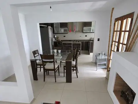 Casa 4 ambientes con 2 baños