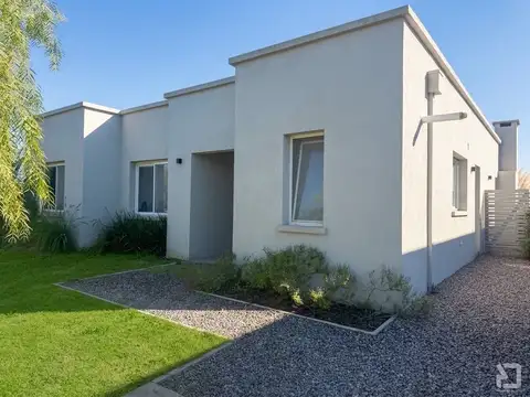 Casa en alquiler 4 ambientes + pileta. San Ramón, Pilar del este