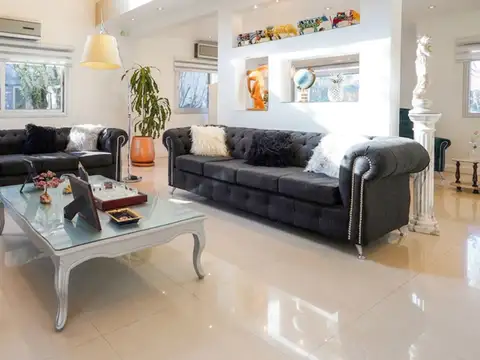 Casa 8 ambientes con 4 baños