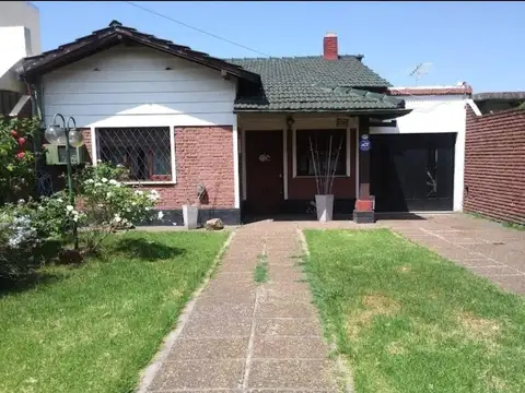 Venta de Casa 4 ambientes con jardin, quincho y parrilla en Loma Hermosa