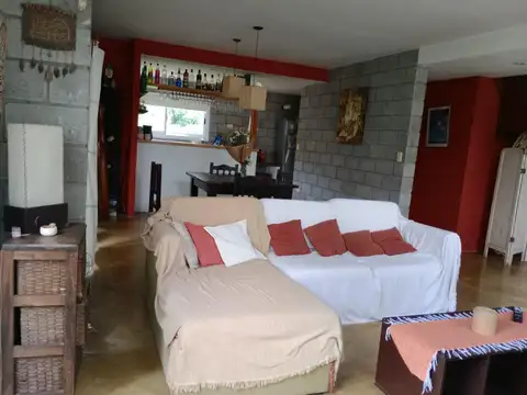 Casa 4 ambientes con 2 baños