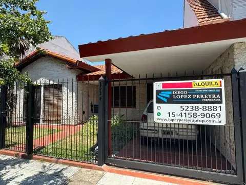 AMPLIO CHALET EN UNA PLANTA CON JARDÍN Y COCHERA