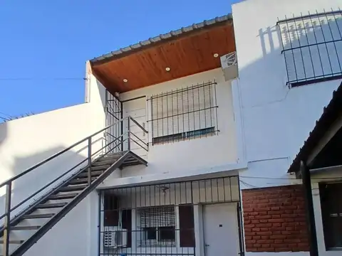 CASA MULTIFAMILIAR CON DEPARTAMENTO/COCHERA/FONDO