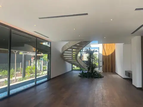 Casa en Alquiler con 2 cocheras