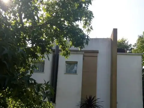 Excelente chalet de dos plantas en Country Club El Pato