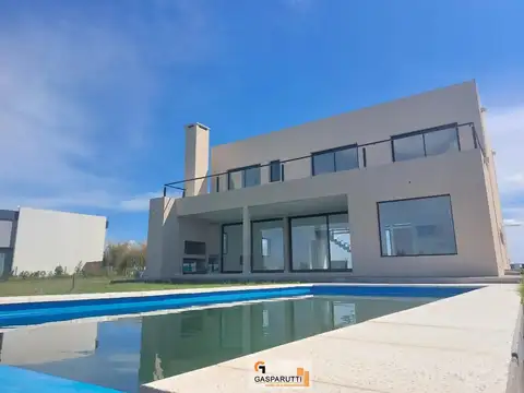 Casa en Venta con 2 cocheras