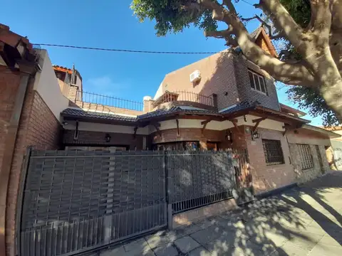 Excelente chalet de 5 amb. a 5 cuadras de la estación de Haedo
