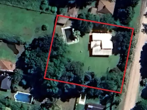 CASA SOBRE TERRENO PARQUIZADO DE 1.700 M2.