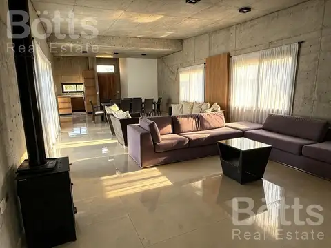 Casa 4 ambientes con 4 baños