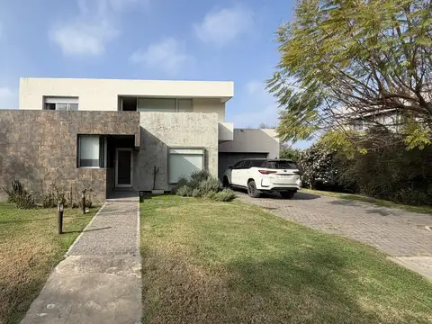Casa de 8 ambientes en Kentucky Club de Campo, Funes.