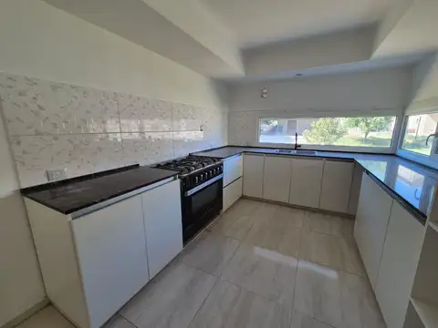 Alquiler Casa 3 dorm y pileta, Barrio Cerrado La Castellana, Neuquen