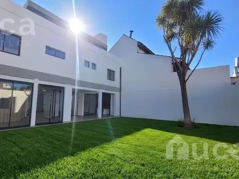 Casa en venta 4 dormitorios y jardín en Martinez