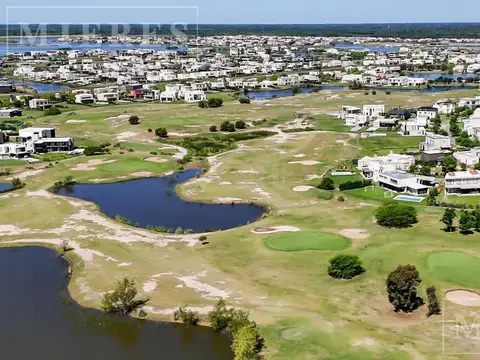 Lote a la laguna en venta en El Canton barrio Norte