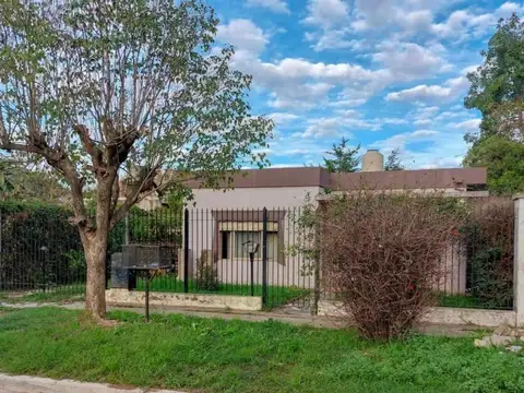 CASA EN LOTE PROPIO CON GALPÓN