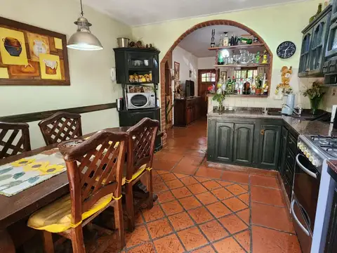 CASA 3 AMB CON COCHERA, PATIO CON LAVADERO Y PARRILLA REF. 909