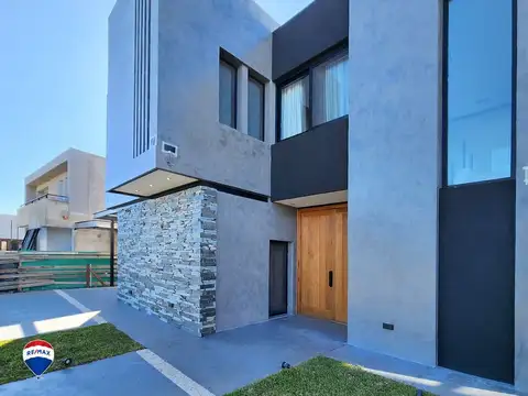 Casa 8 ambientes con 3 baños