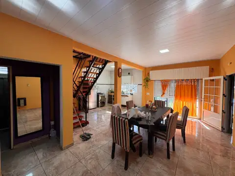 Venta casa 5 ambientes local castelar sur permuta