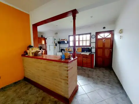 Casa 4 ambientes con 2 baños