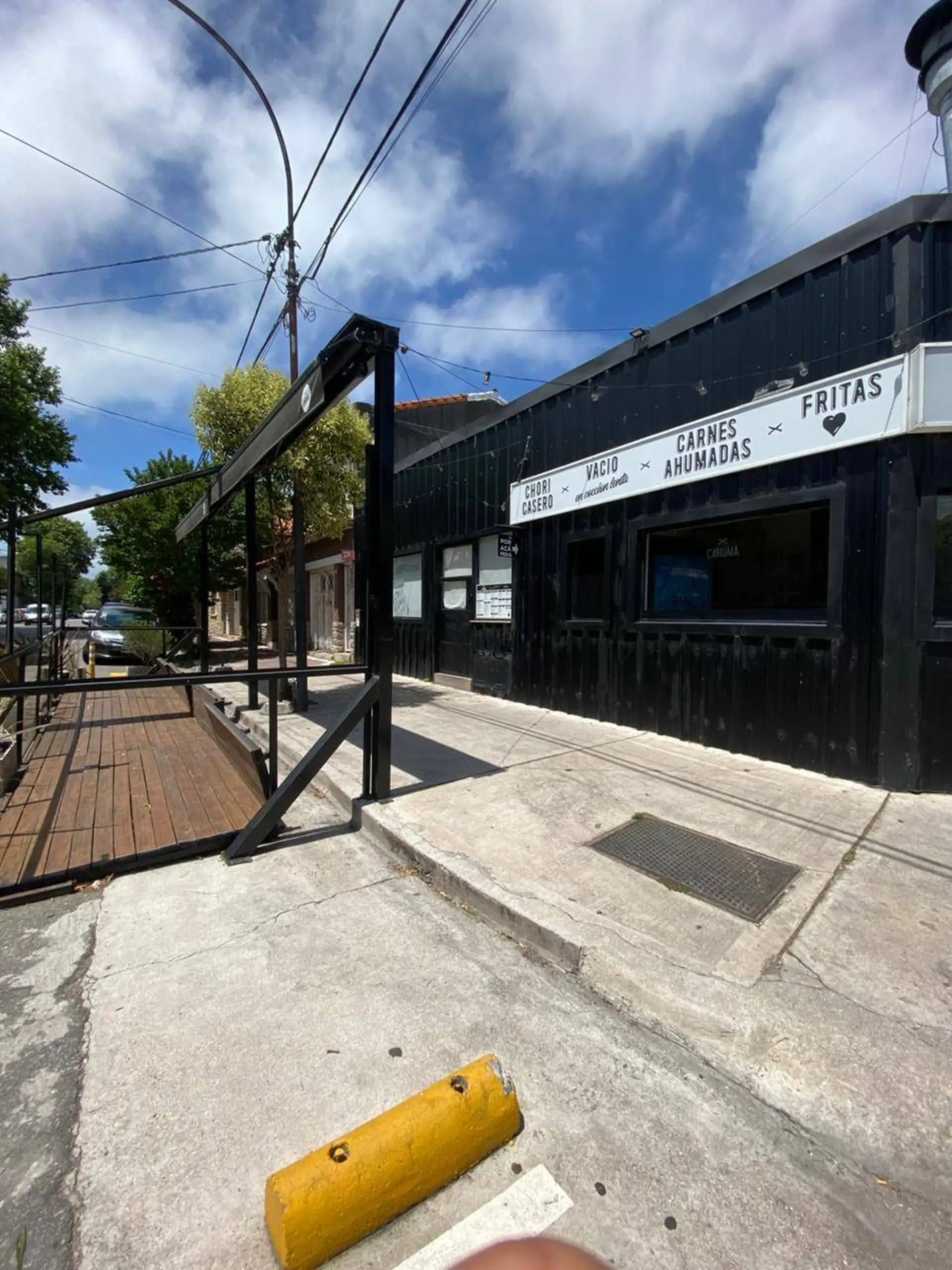 VENTA. CASA DE 3 AMBIENTES CON LOCAL. CORDOBA Y AVELLANEDA.