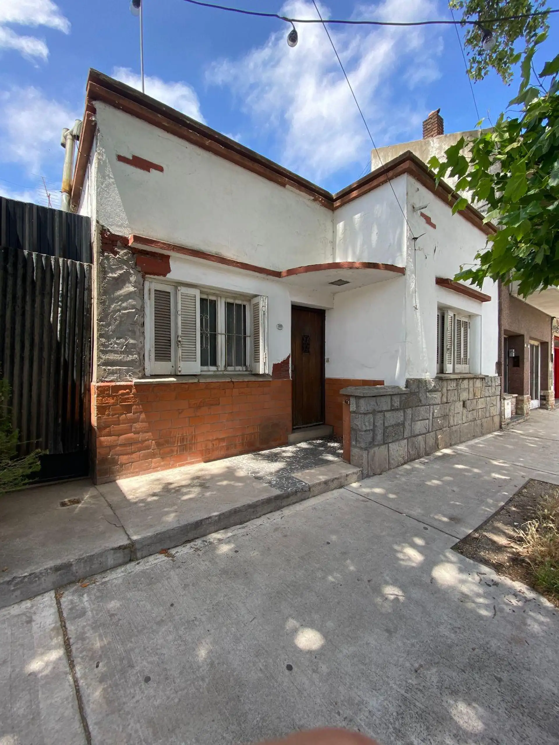 VENTA. CASA DE 3 AMBIENTES CON LOCAL. CORDOBA Y AVELLANEDA.
