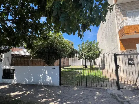 Casa tipo PH con jardin y fondo libre, bien ubicada.