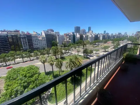 Cerrito y Avenida Alvear, la mejor ubicación de Barrio Norte. Alto luminoso y destacable la excelente vista a la 9 de Julio. Tiene buena recepción, tres dormitorios, buena cochera fija. Buena relación metros con precio.