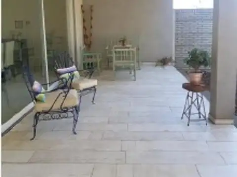 Casa en Venta con 3 cocheras