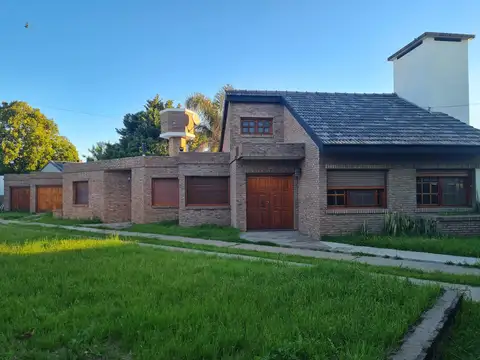 Venta Casa en Arroyo Seco con amplio Terreno y garaje cochera