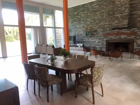 Casa 4 ambientes con 4 baños