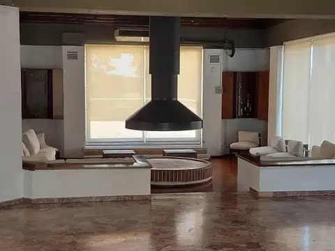 Casa 6 ambientes con 2 baños